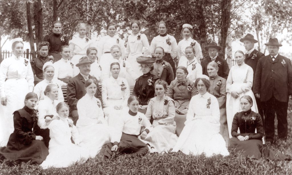 Oulun lääninsairaalan henkilöstä kuvattavana puutarhassa vuonna 1900.