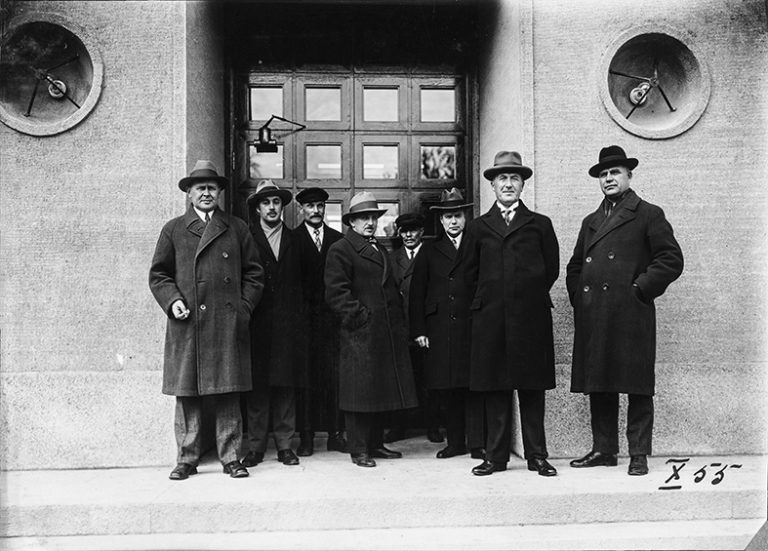 Herrat tarkastajat Ainolan pääoven edessä.