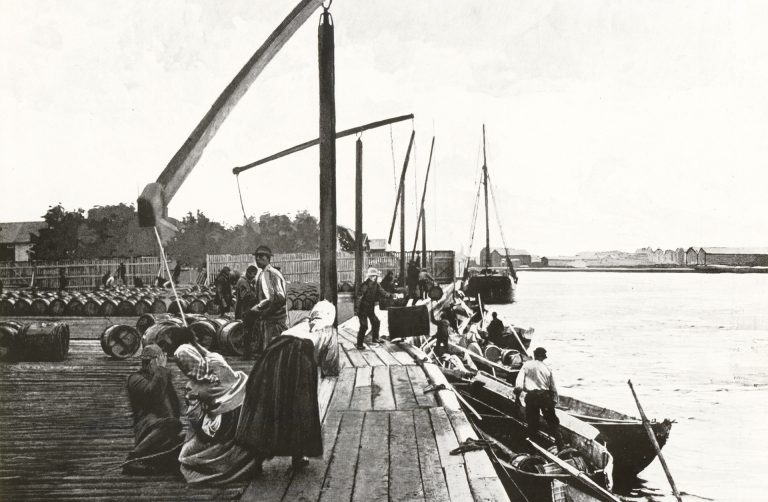 Veneitä laiturissa Oulun Toppilassa.