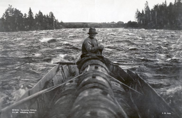 Mies pitää tervaveneen perää.