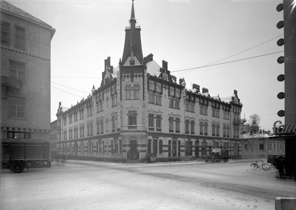 Koristeellinen suuri kansallisromanttistyylinen rakennus.
