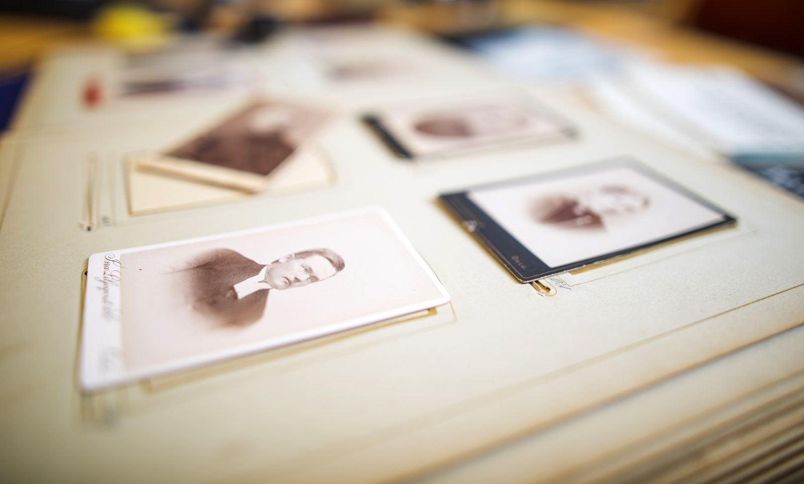 Lähikuva vanhasta valokuva-albumista.