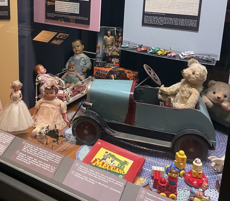 Erilaisia leikkikaluja.