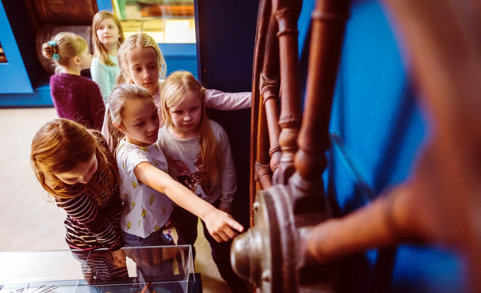 Pieniä koululaisia museossa.