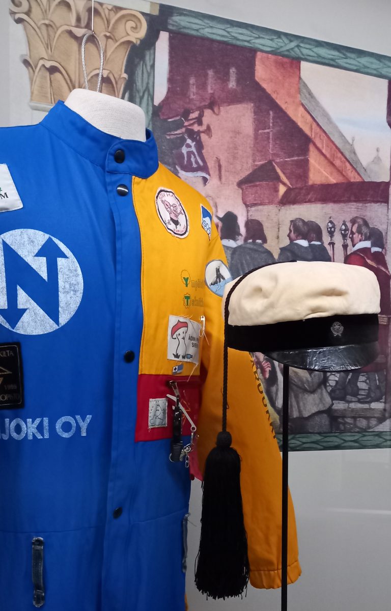 Tekniikan ylioppilaan haalari ja lakki.