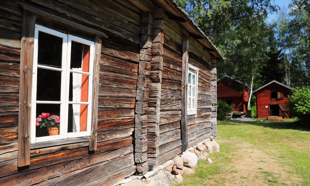 Vanhan hitsirakennuksen seinää.