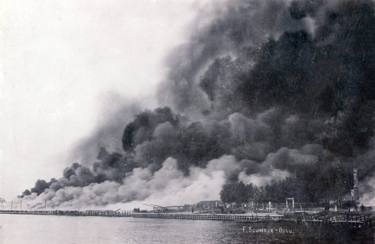 Oulun tervahovi palaa ja ilma on sakeanaan savua.