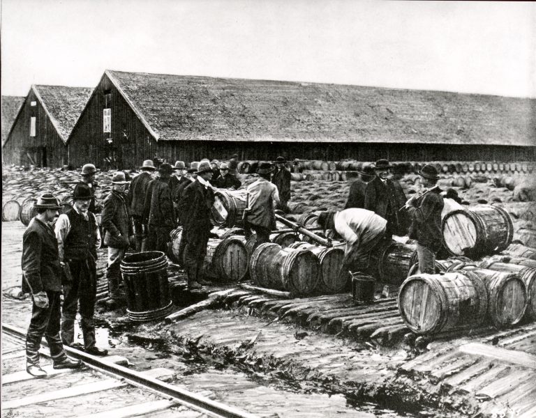 Ihmisjoukko ja tervatynnyreitä.