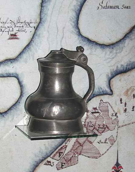 Vanha, pyöreämuotoinen tinakannu.