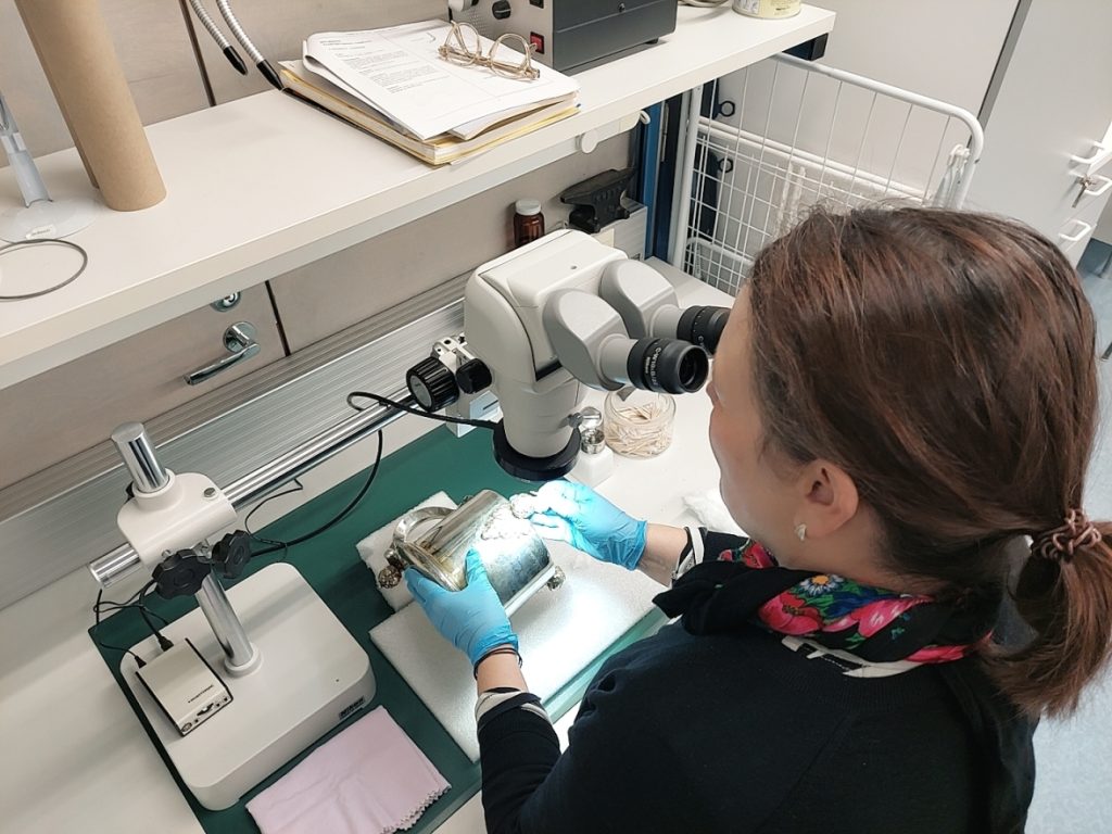 Konservaattori puhdistaa hopeaesinettä.