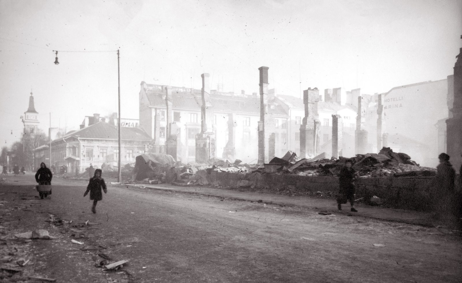Oulun keskustaa pommitettuna.