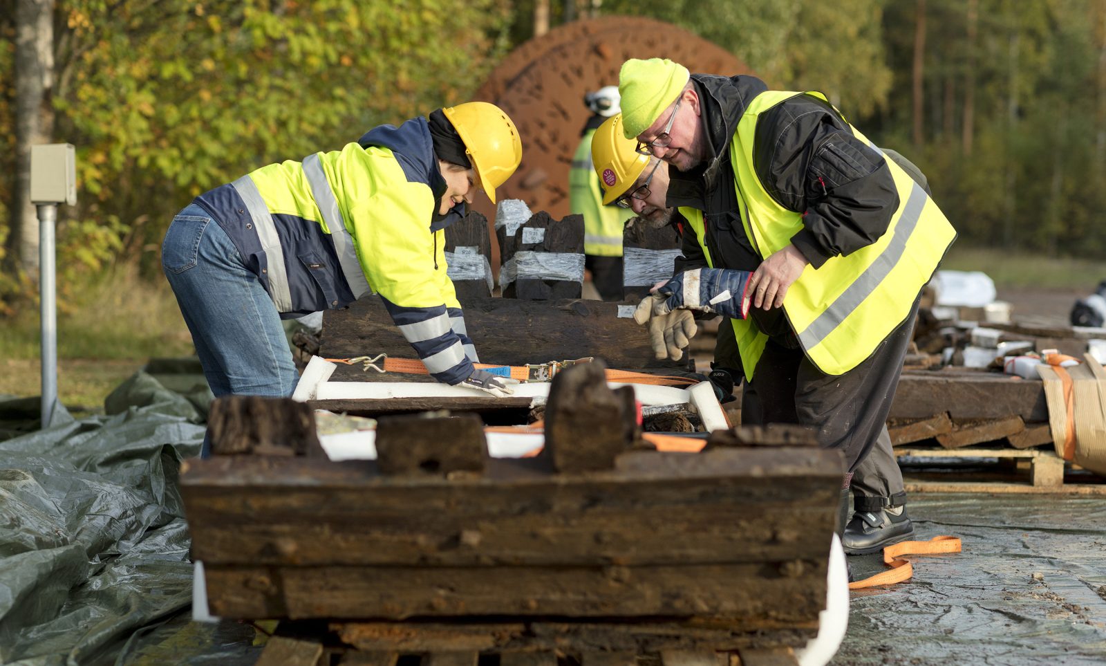 Henkilöitä pakkaamassa hylkylöytöä.