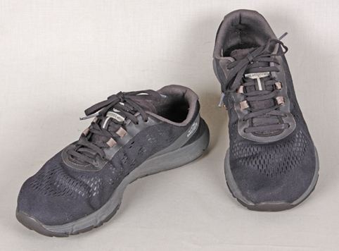 Kuluneet lenkkikengät.