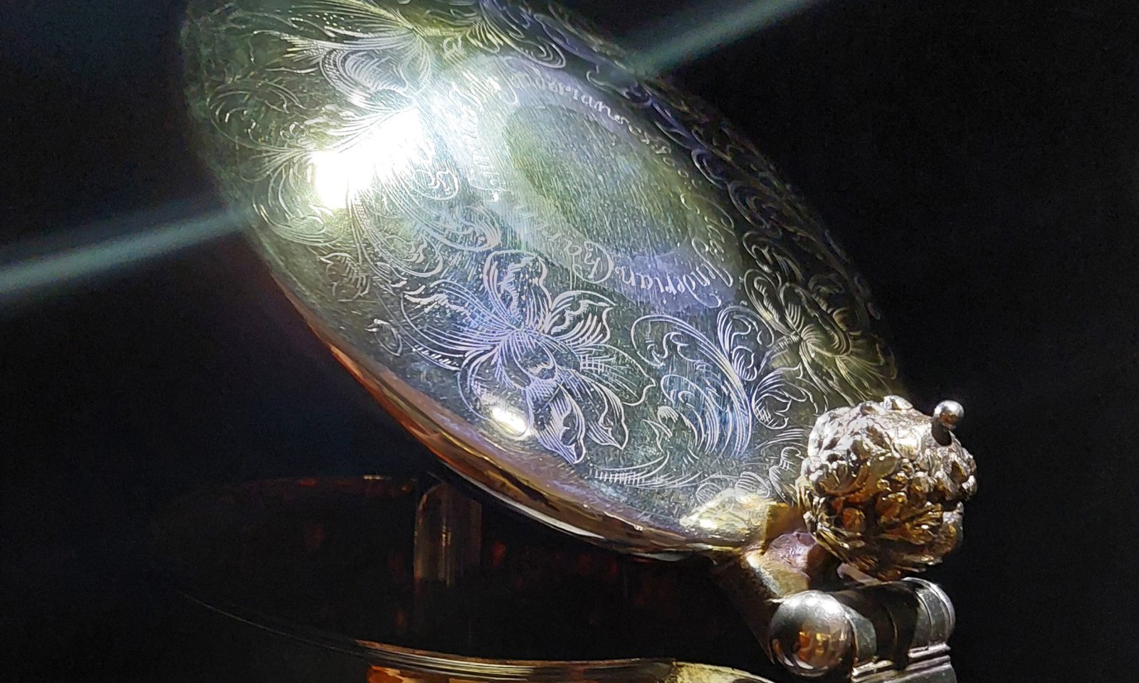 Hopeakannun kaiverrettu kansi.