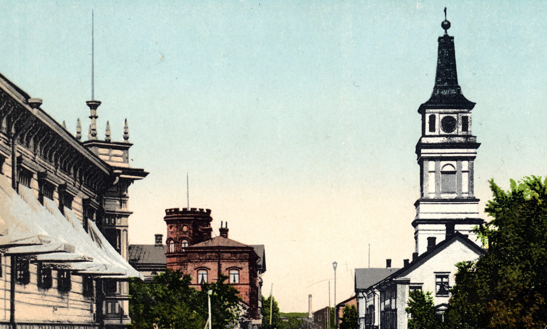 Rakennuksia Kirkkokadun molemmin puolin, oikealla kirkko.