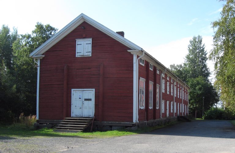 Vanhan punamultamaalatun rakennuksen pääty.