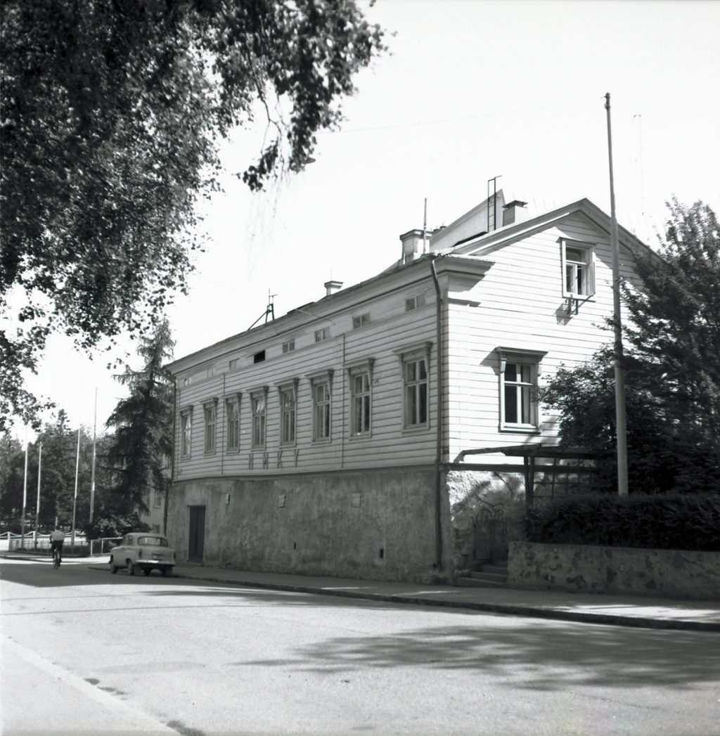 Vanha puutalo, jossa korkea kivijalka.