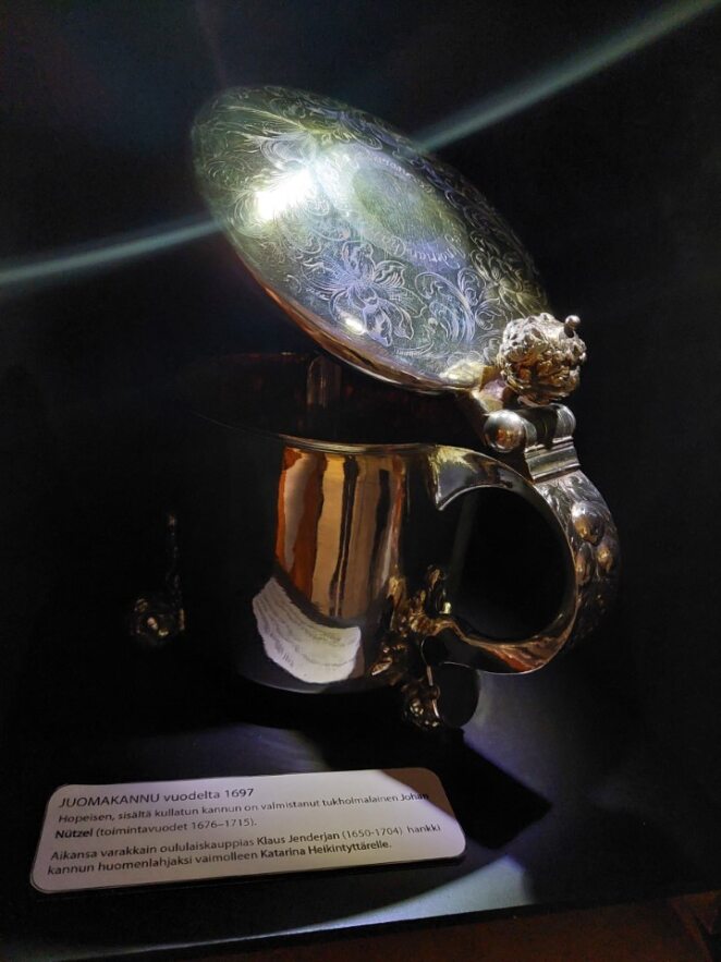 Vanha hopeinen juomakannu.