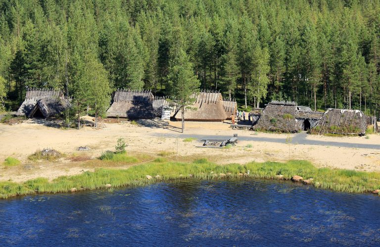 Ilmakuva puisista, kotamaisista rakennuksista.