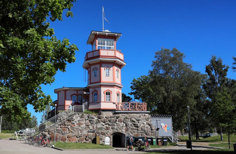 Vanha kivikellari, jonka päällä puinen tornirakennus.