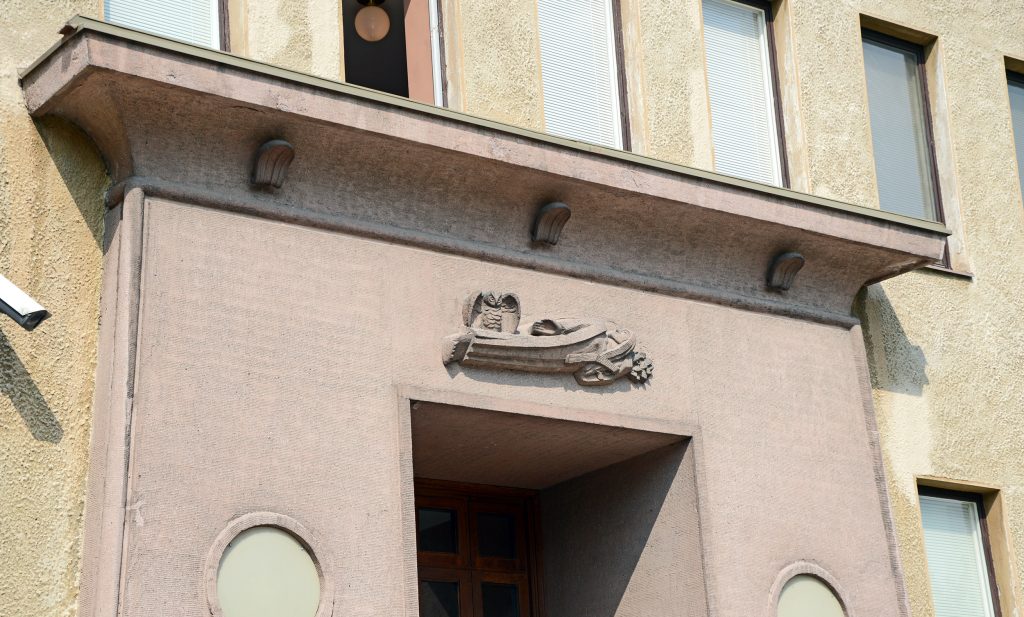 Pallas Athene museon oven päällä.