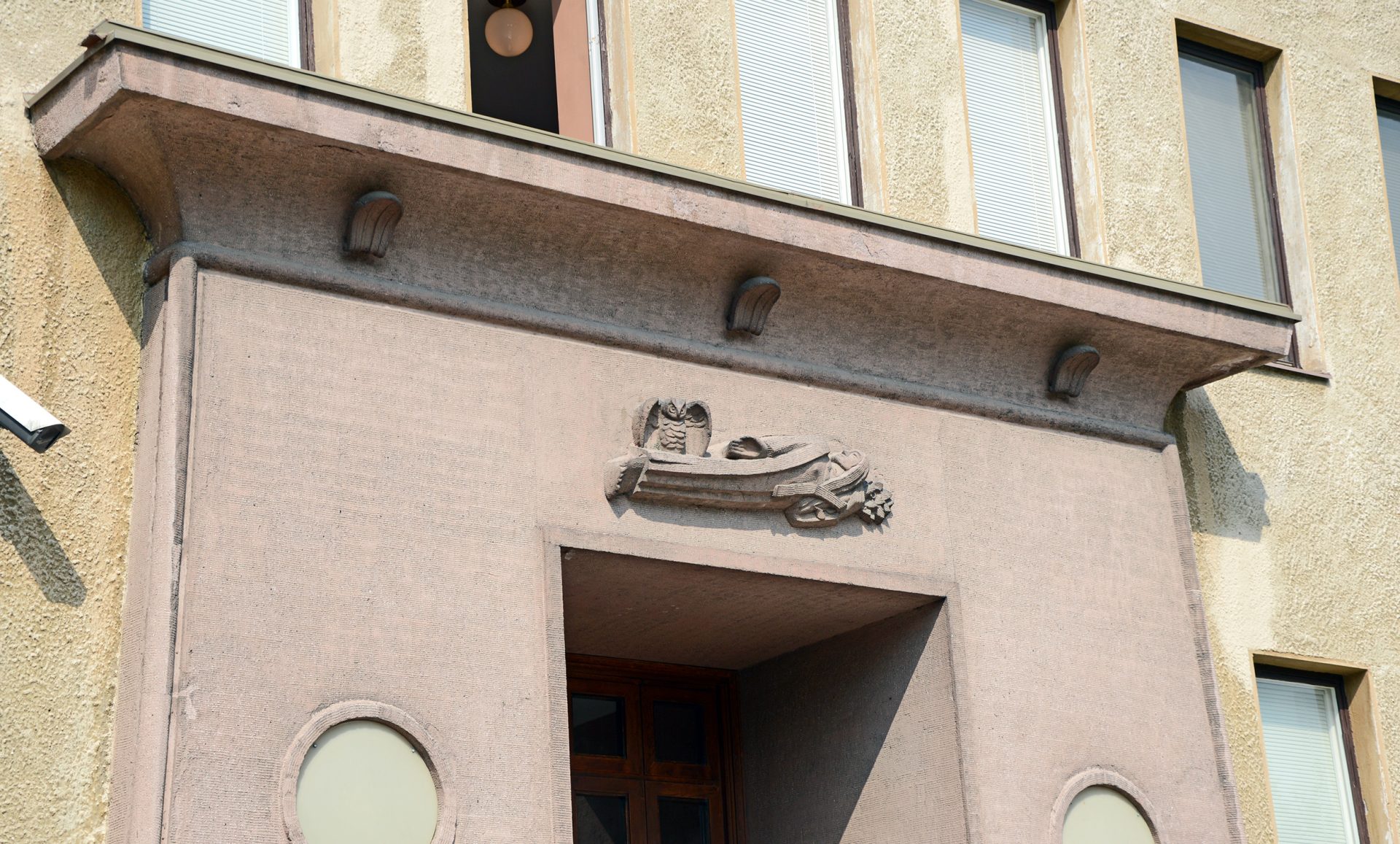 Pallas Athene museon oven päällä.