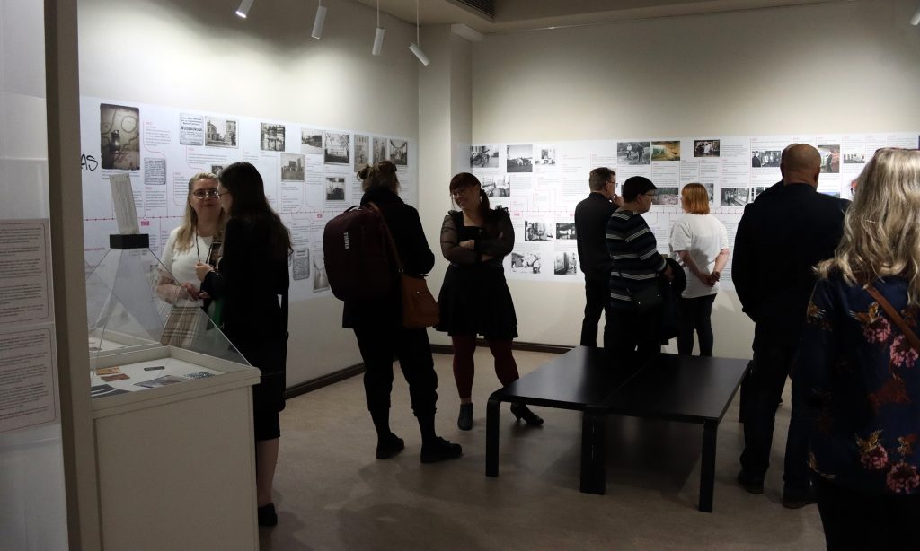 Henkilöitä näyttelytilassa.