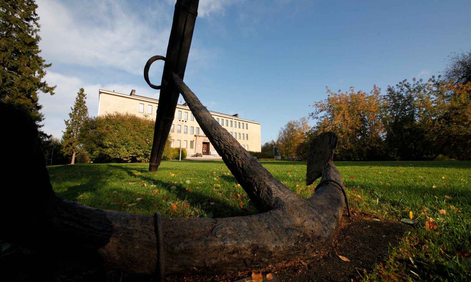 Taustalla Ainolan rakennus. Etualalla iso ankkuri.