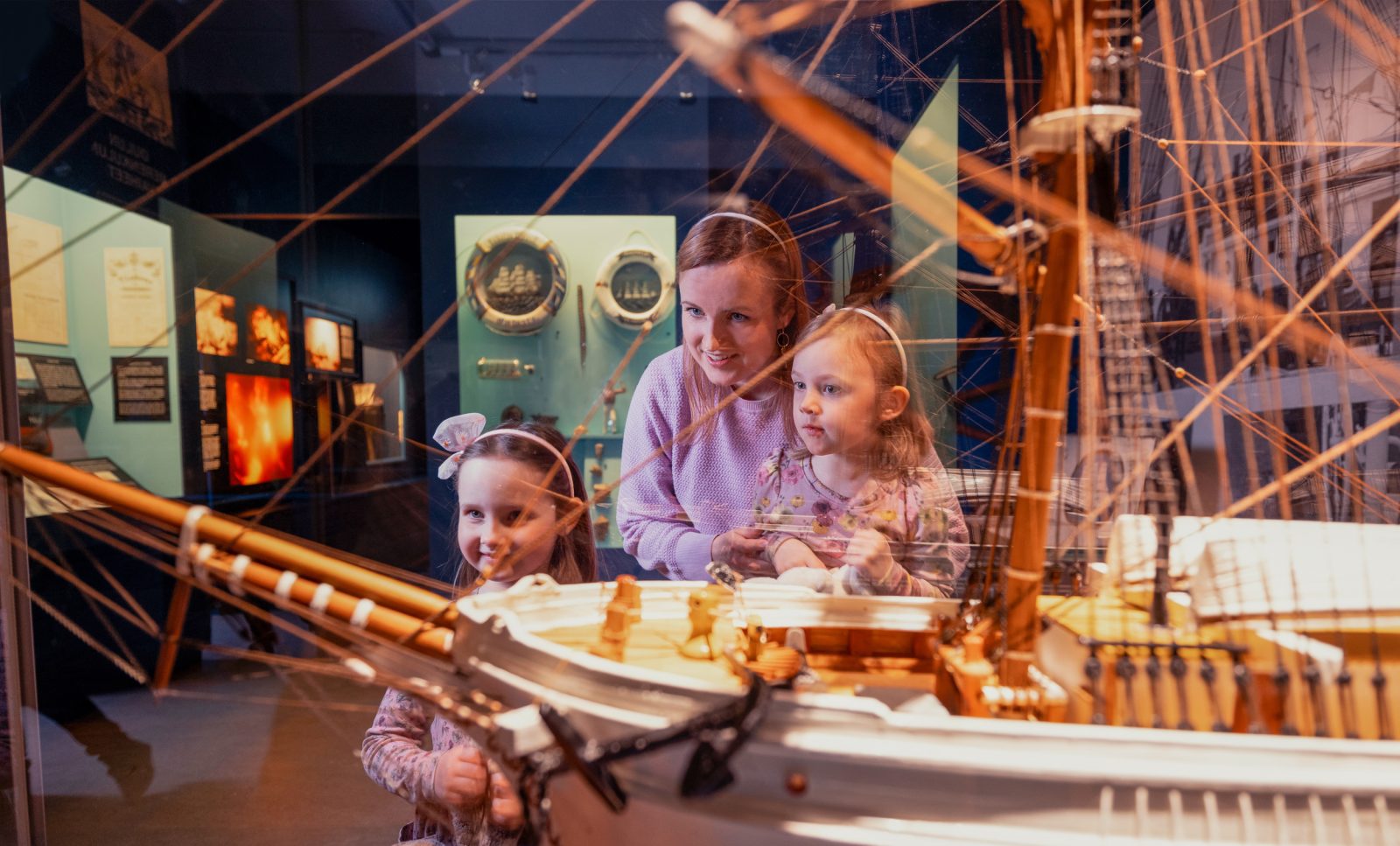 Äiti lapsineen museossa.