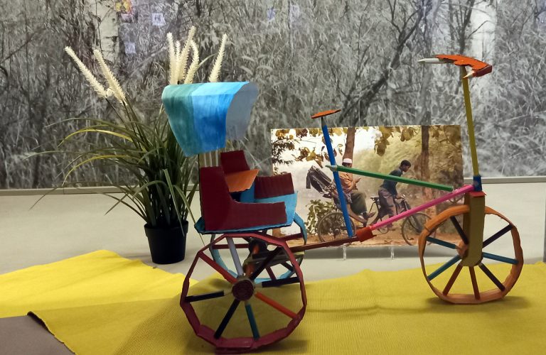 Riksha-pyörän pienoismalli.