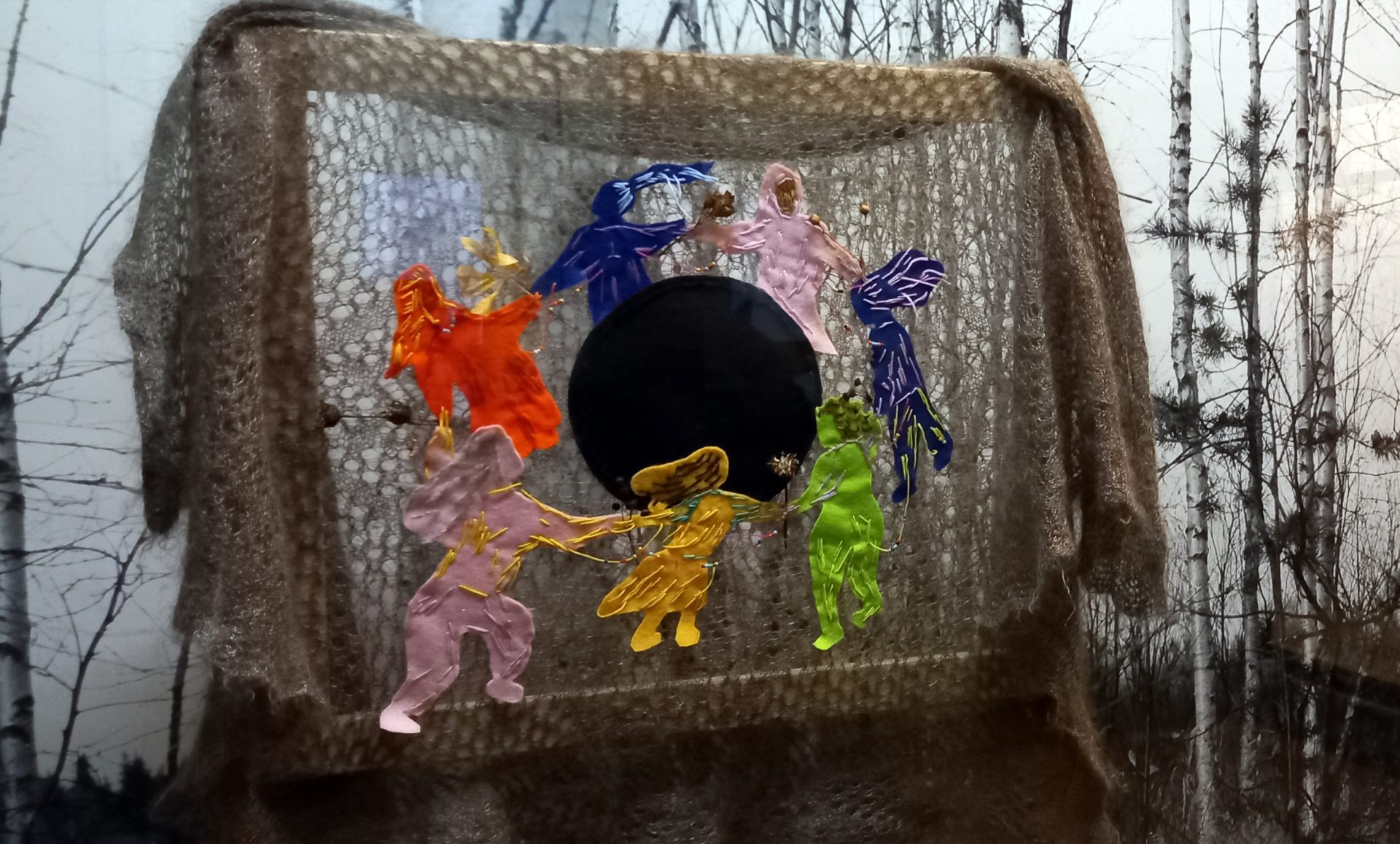 Käsityötekniikoilla valmistettu taidekudos.