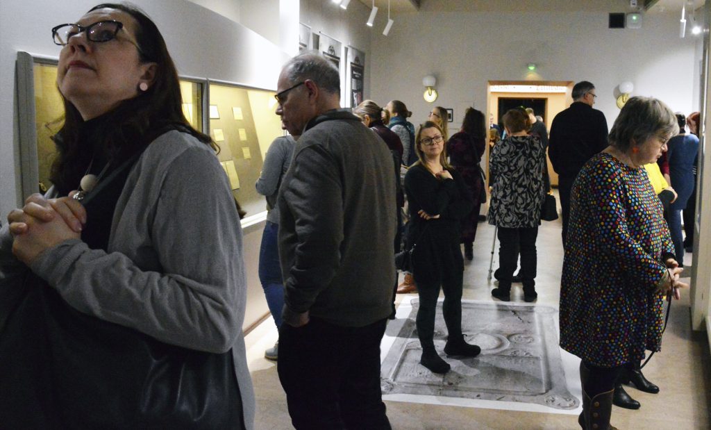 Henkilöitä näyttelyn avajaisissa.