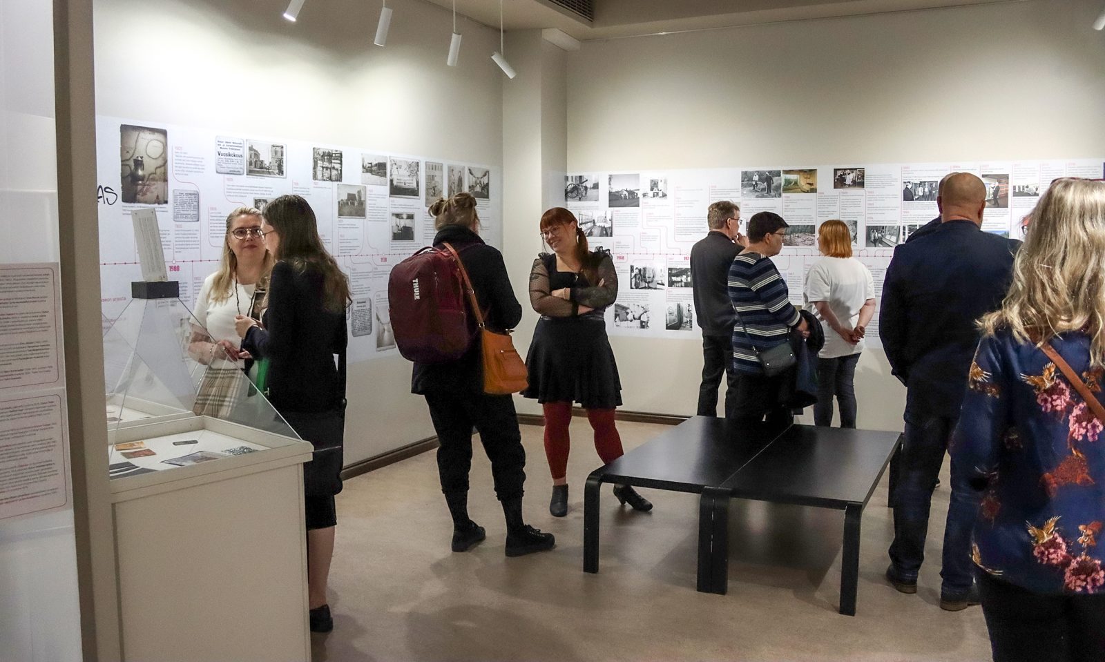 Henkilöitä näyttelytilassa.