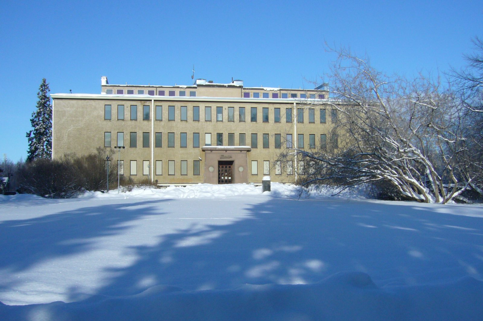 Ainolan rakennus talvella auringonpaisteessa.