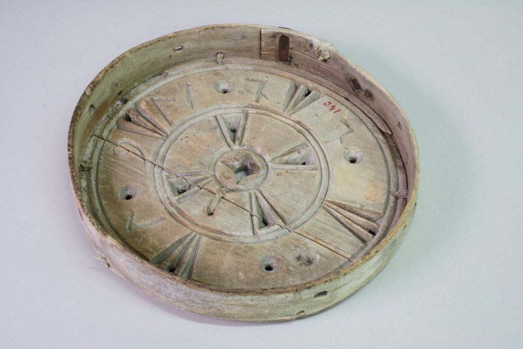 Pyöreä juustomuotti, jonka pohjalla on kuviointia.