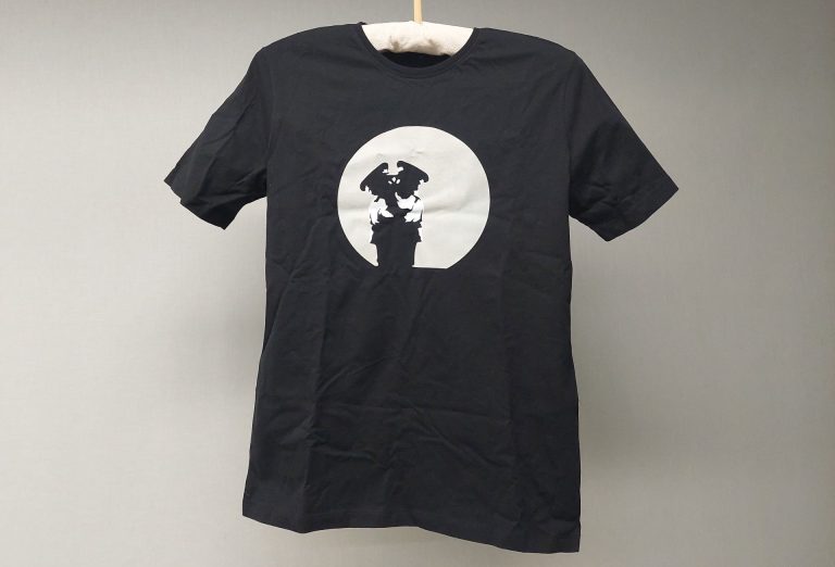 Musta t-paita, jonka rintamuksessa on valkomusta pyöreä printtikuvio.