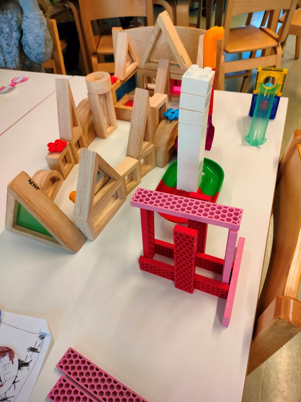 Erilaisista ja erivärisistä leikkipalikoista tehty rakennelma.