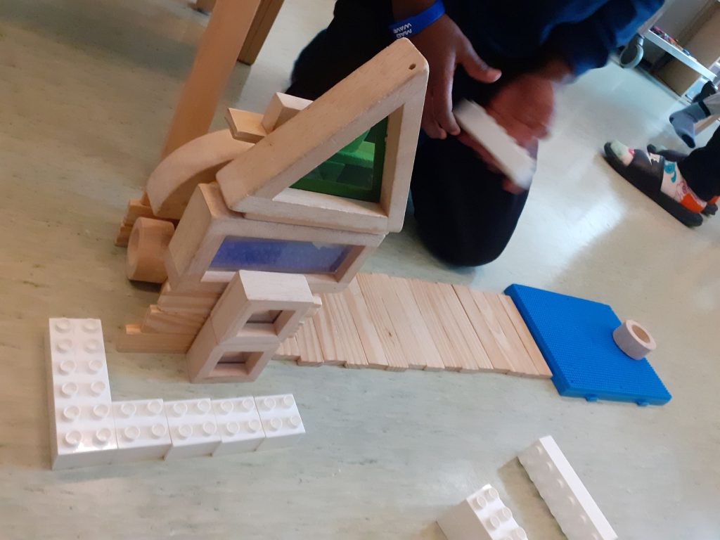 Puunvärisistä palikoista tehty rakennelma.