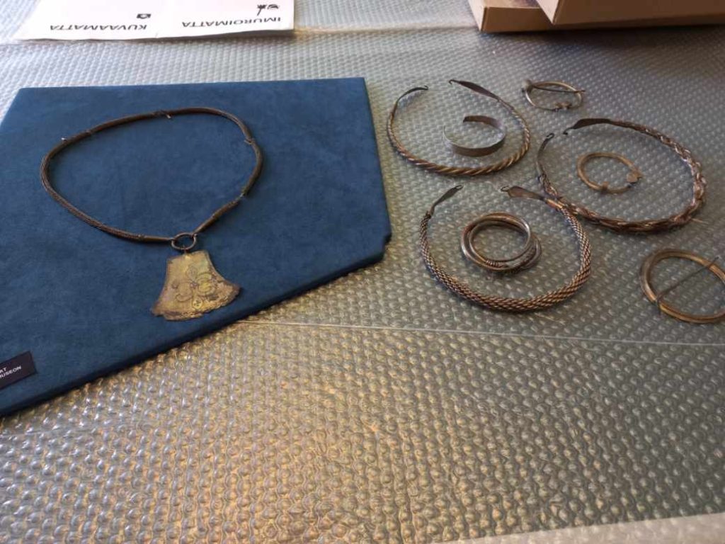 Koruja pöydällä kuplamuovin päällä.