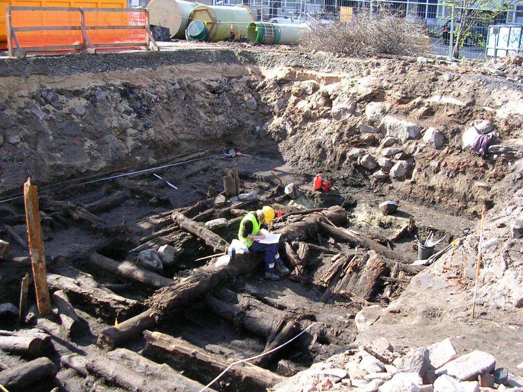 Arkeologeja tutkimassa maansisäisiä kerroksia.