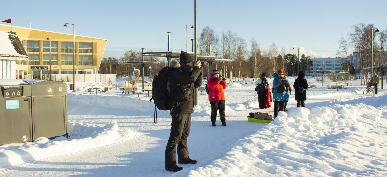 Lumisessa ympäristössä ihmisiä kuvaamassa kameroilla.