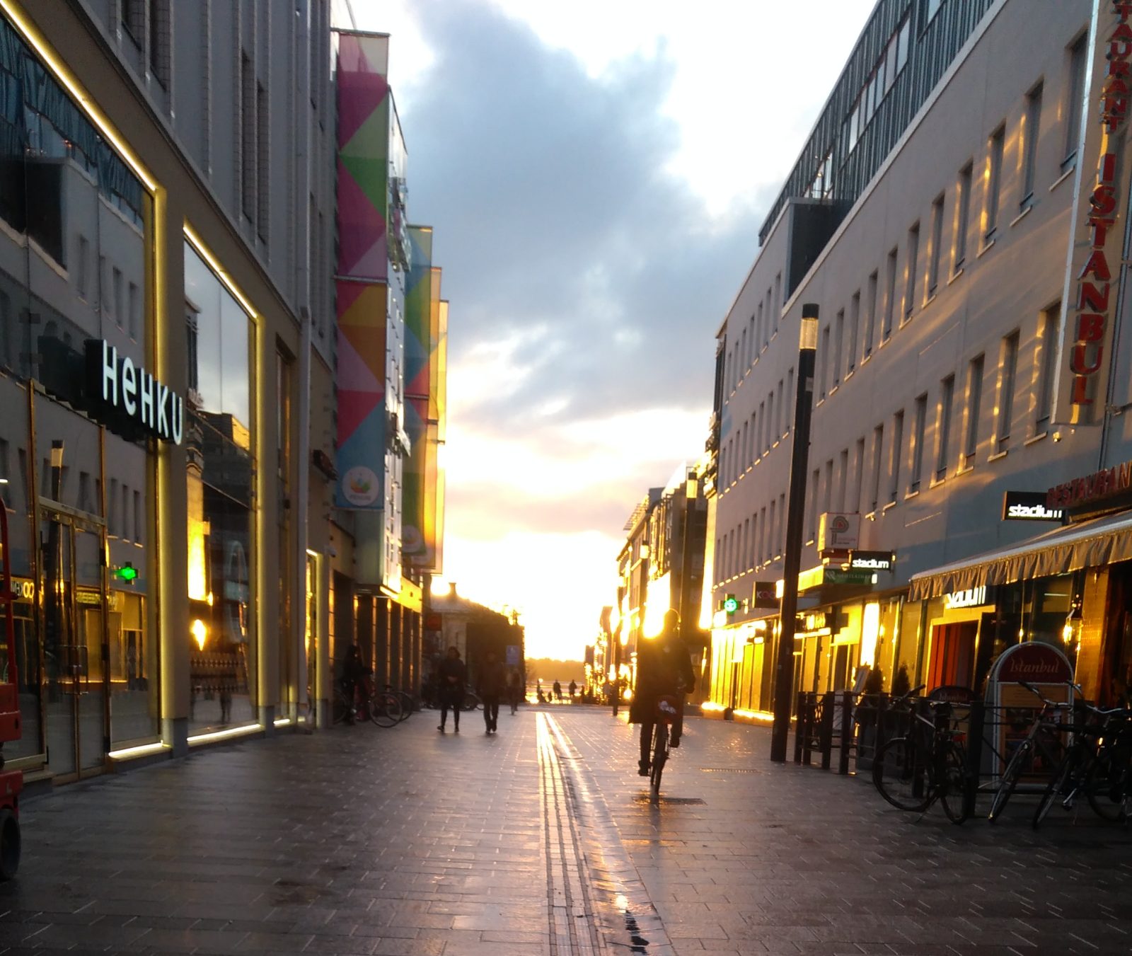 Kauppuerienkatu sateen jälkeen, horisontissa auringonlasku.