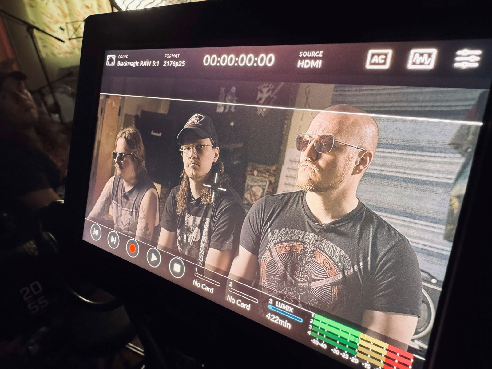 Kolme ihmistä videokameran ruudulla