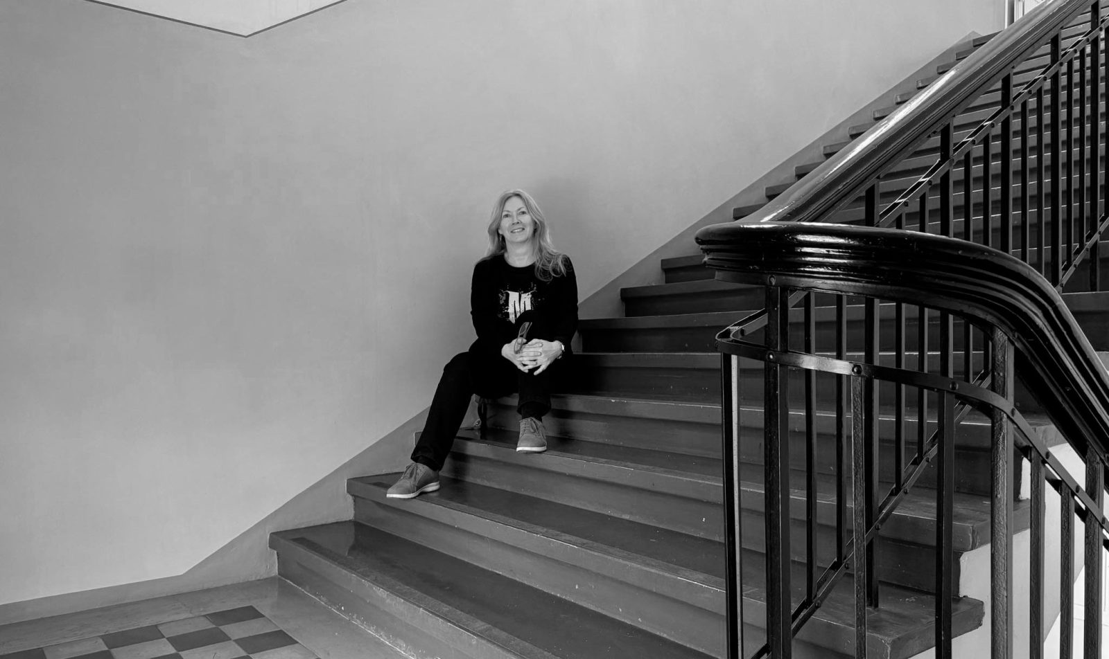 Henkilö istuu portailla.