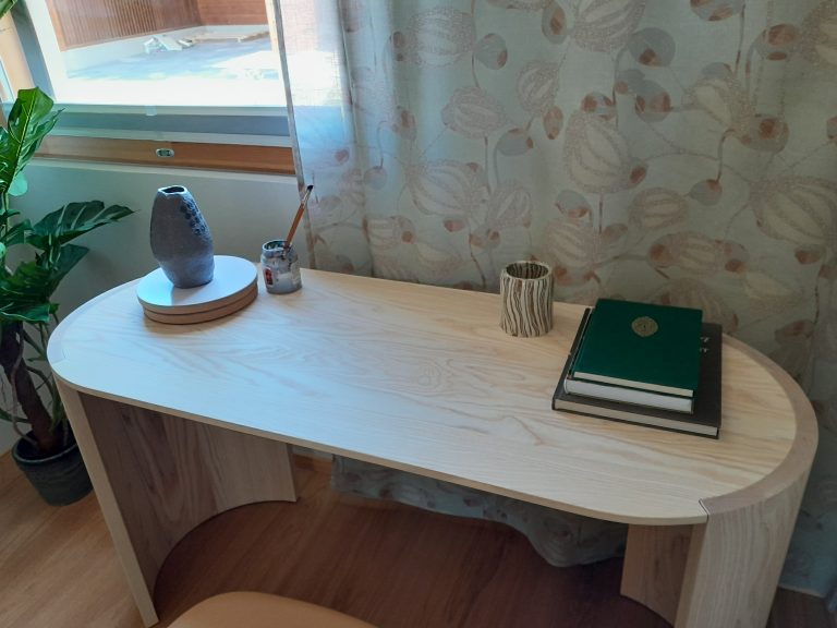 Vaaleapuinen työpöytä.