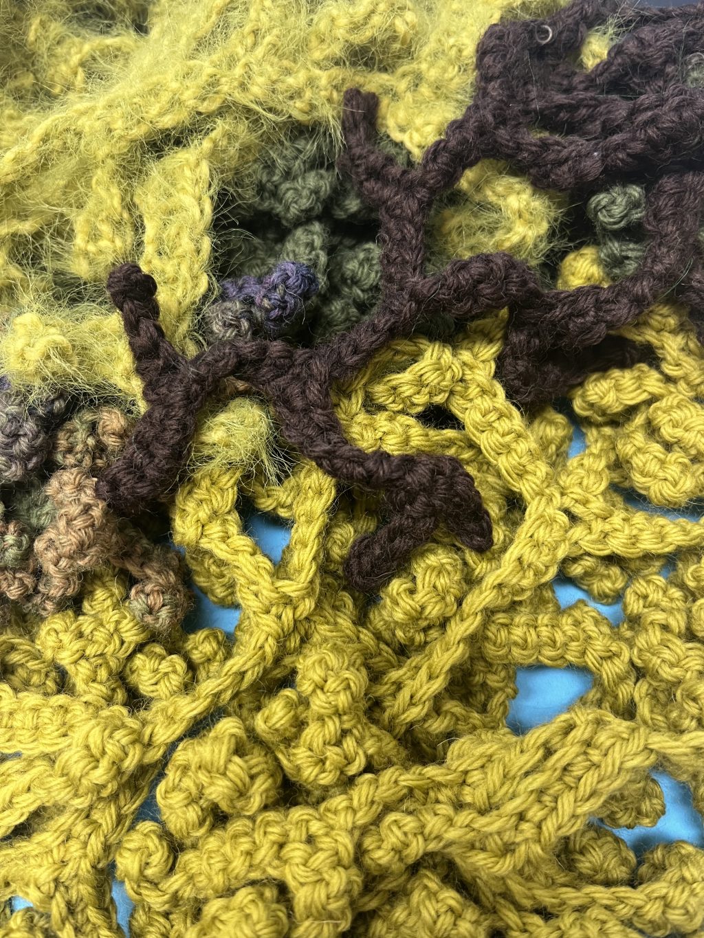 Virkattuja vihreän ja ruskean sävyisiä leviä läheltä kuvattuna.