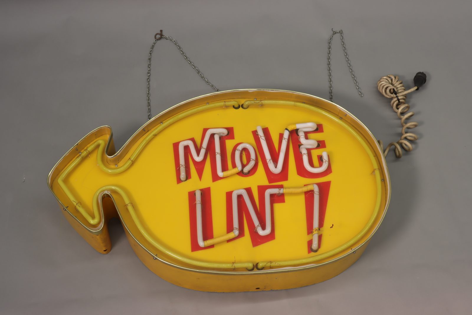 Vanha keltainen puhekuplan mallinen neonvalokyltti, jossa teksti Mowe in!.