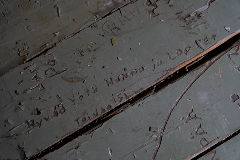 Harmaaseen lanutaan kaiverrettu teksti: Hyvää yötä Hanna ja lapset, toivoo isi.