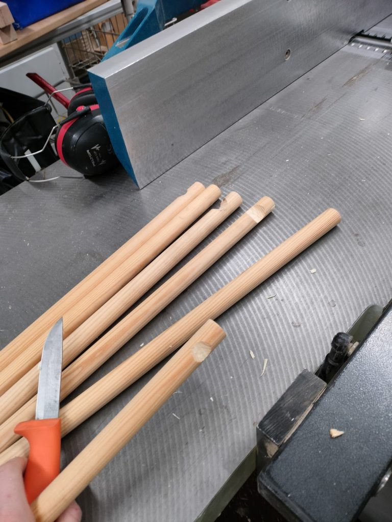 Puurimoja ja puukko.