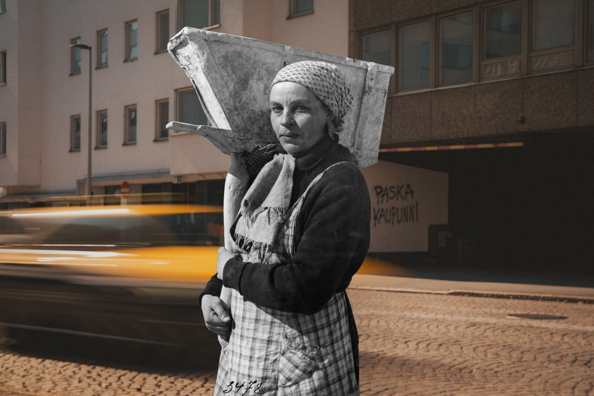 Historialliseen asuun pukeutunut henkilö kantaa suurta työastiaa kaupungin kadulla. Taustalla näkyy moderni kaupunkimiljöö ja ohiajavan auton valojuova.